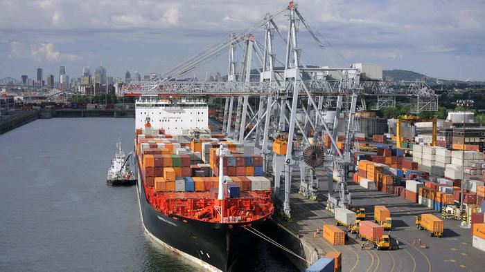 Container handling operations in the Port of Montreal (photo: Montreal Gateway Terminals Partnership)